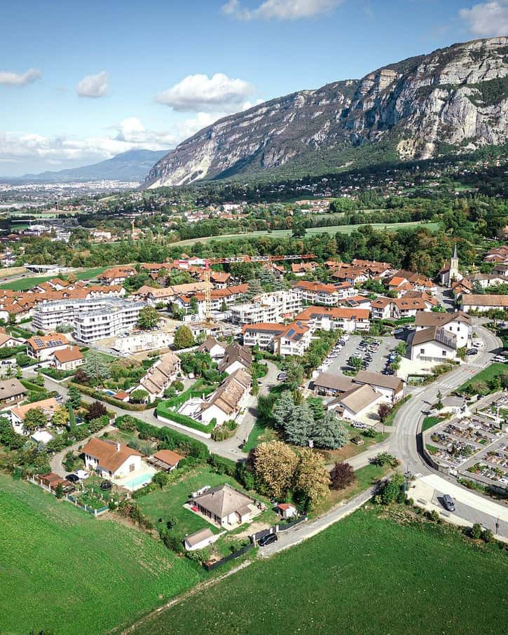 Kettenhotels und Parkplätze im Gewerbegebiet Archamps in Hochsavoyen, am Fuß der Felswand des Salève, südlich von Genf
