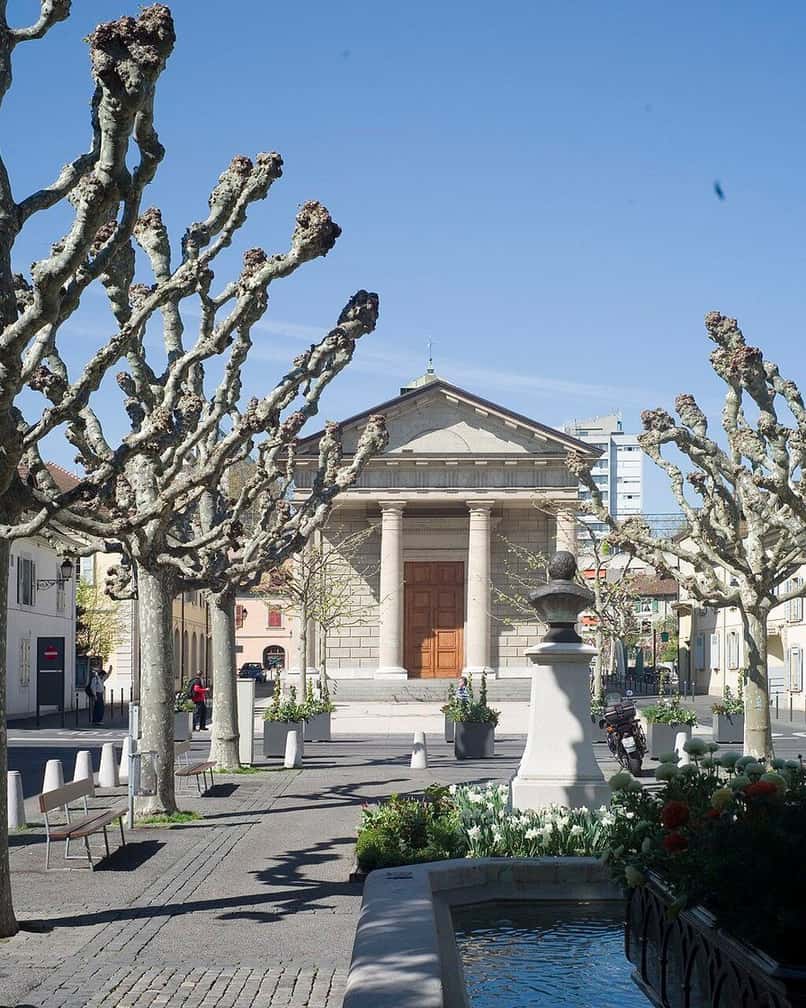 Ein Platz in Carouge, südlich von Genf, mit Caféterrassen und niedrigen Häusern