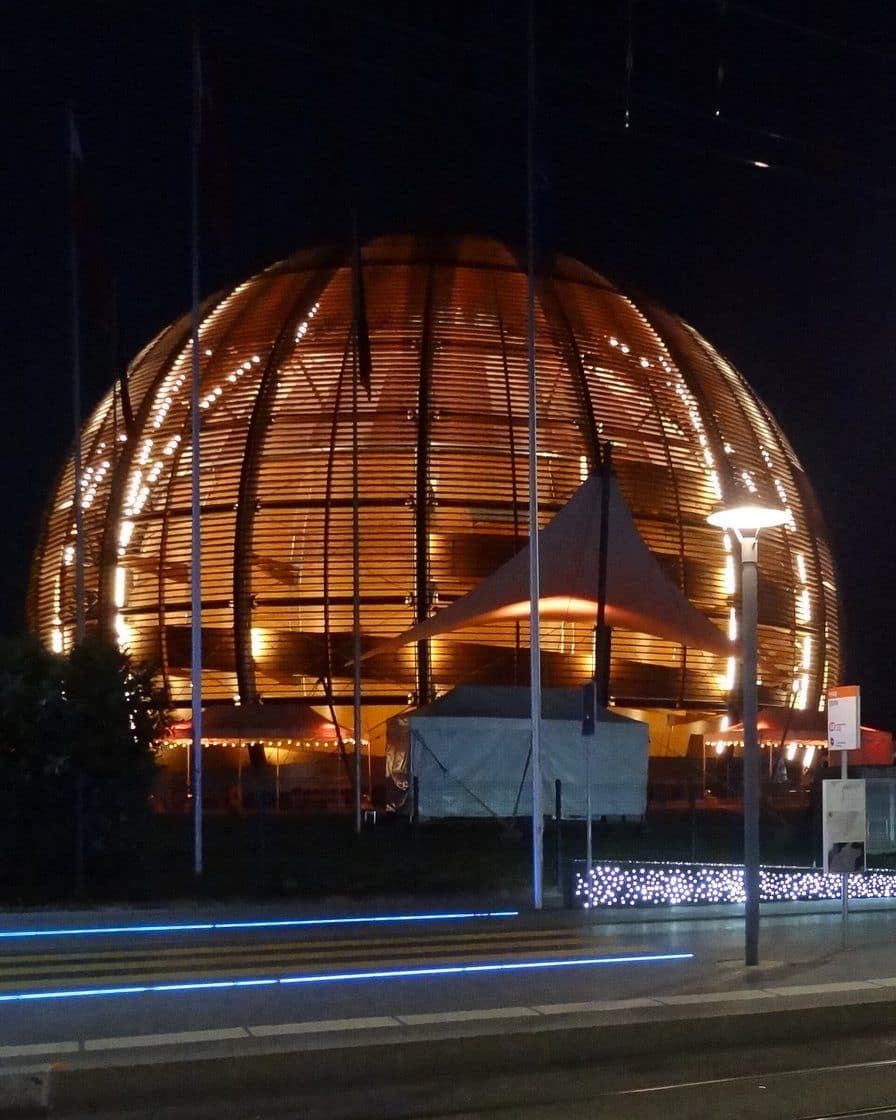 Der Globus der Wissenschaft und Innovation des CERN in Meyrin bei Genf, eine große beleuchtete Holzkugel