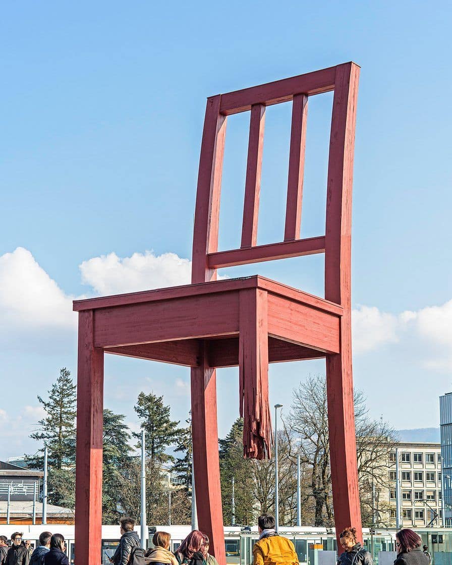 La scultura monumentale della sedia rotta sulla place des Nations a Ginevra, simbolo contro le mine antiuomo