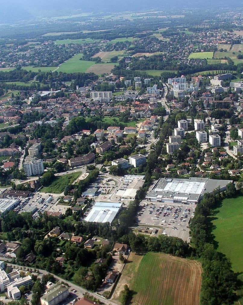 Le centre de Ferney-Voltaire, commune française voisine de l'aéroport de Genève, avec ses commerces et son château au loin