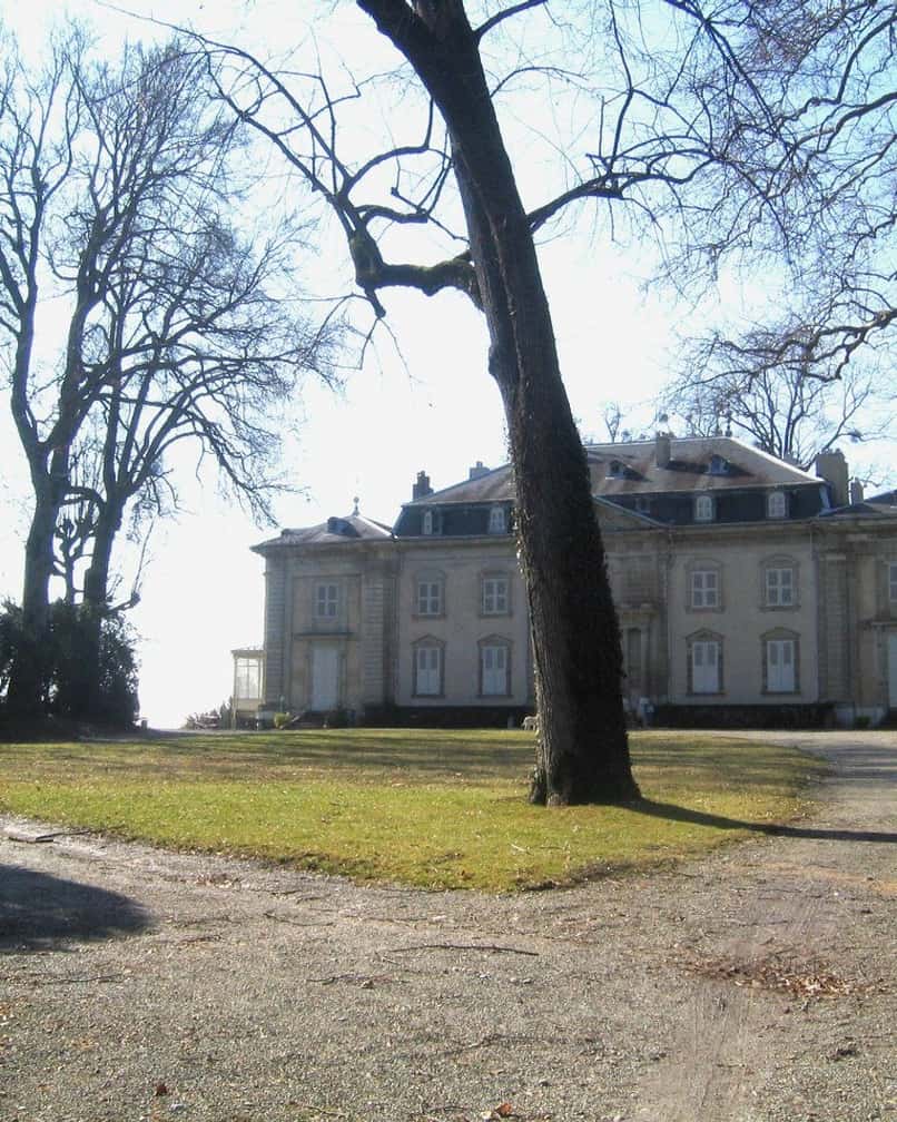 Das Schloss Voltaires in Ferney-Voltaire im Pays de Gex, wenige Kilometer vom Flughafen Genf und von Palexpo