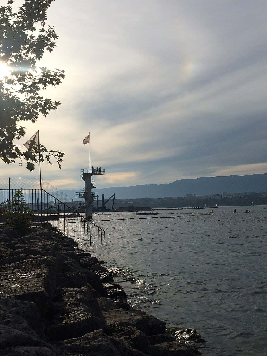 Der Sprungturm von Genève-Plage am Ufer des Genfersees, am linken Ufer
