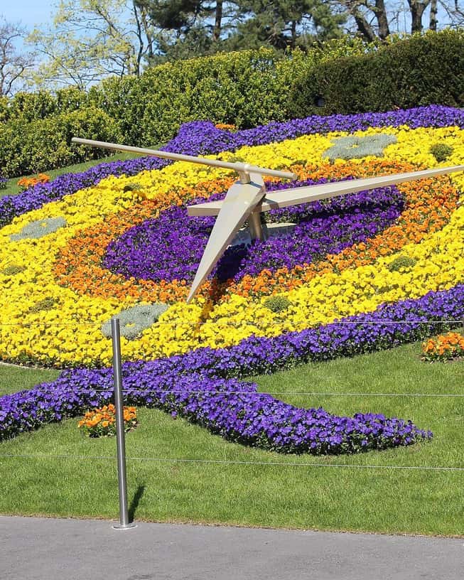 Die Blumenuhr im Jardin Anglais in Genf, ihr Zifferblatt aus Tausenden von Blumen am Seeufer