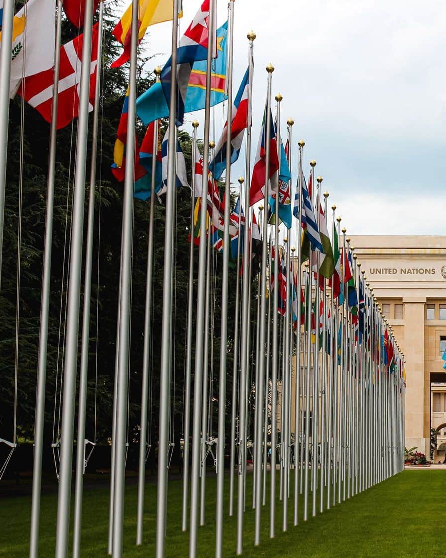 L'allée des drapeaux devant le Palais des Nations, au cœur du quartier des Nations à Genève