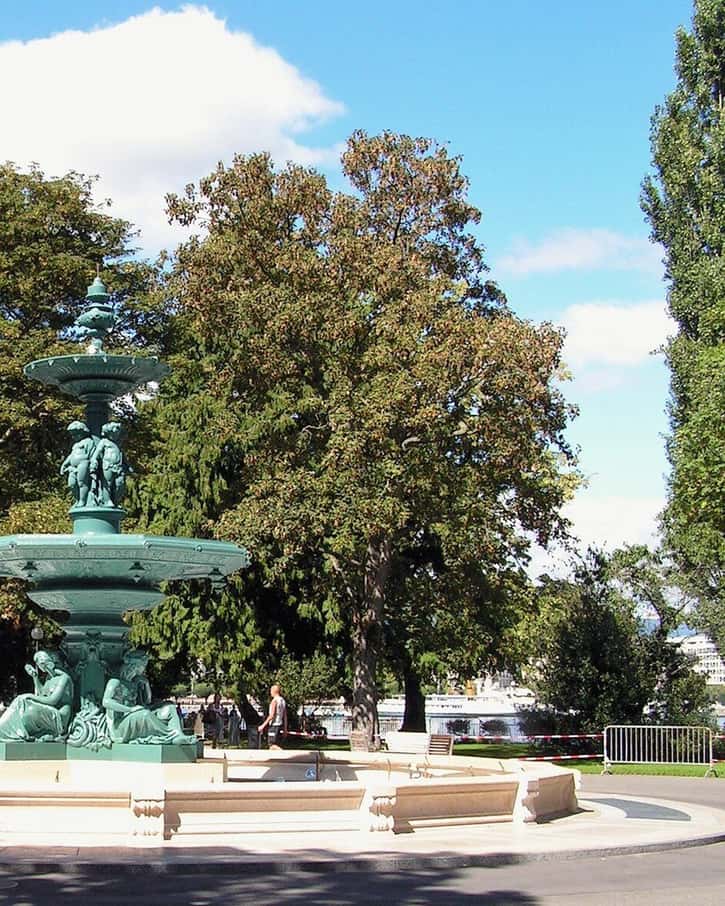 Der Jardin Anglais am Ufer des Genfersees, Wege, Rasenflächen und spazierende Familien vor der Bucht