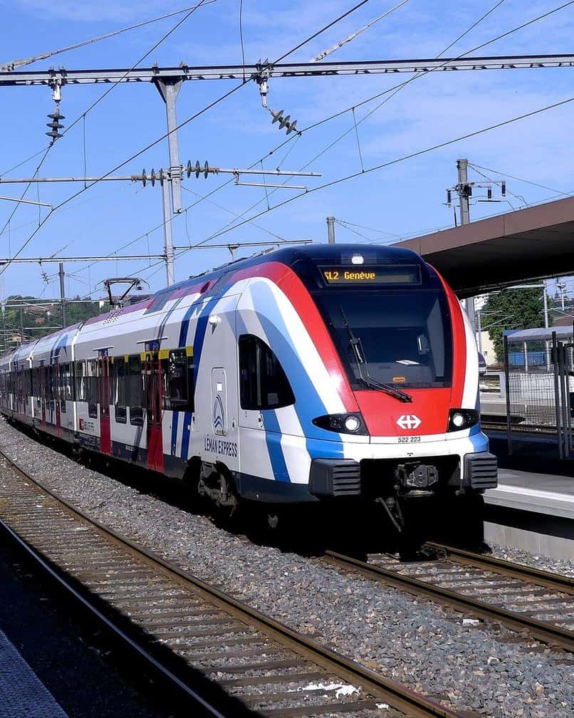 Train régional du Léman Express en gare, la liaison ferroviaire entre Genève et la Haute-Savoie
