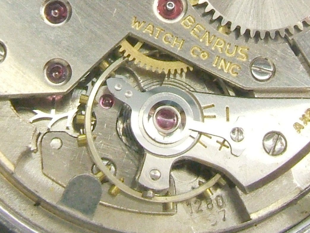 Unruh und Räder eines mechanischen Uhrwerks aus nächster Nähe