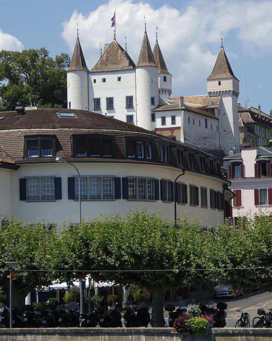 Le château de Nyon dominant le port et le lac Léman, escale des bateaux de la CGN au départ de Genève