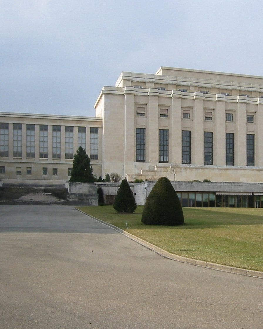 Il Palazzo delle Nazioni a Ginevra e il viale delle bandiere degli Stati membri davanti alla sede europea dell'ONU