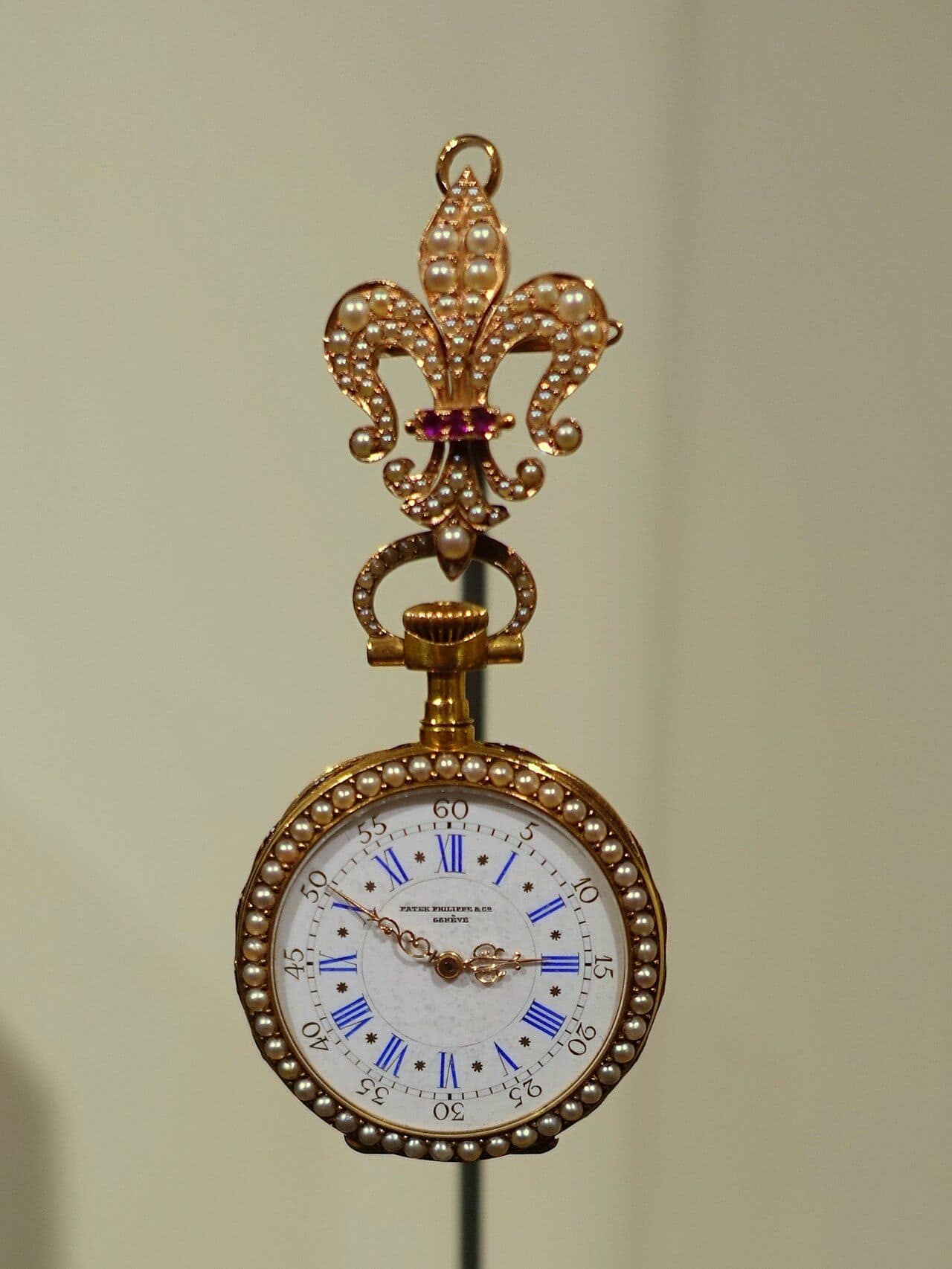 Une montre de Patek Philippe de 1888 en or, perles et émail, pièce ancienne de la maison genevoise