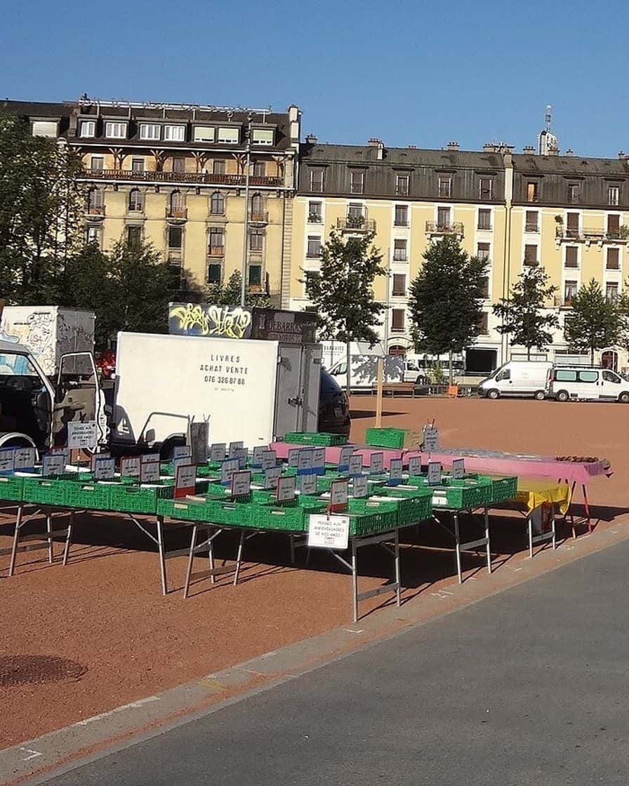 Los puestos del mercadillo de la llanura de Plainpalais en Ginebra, objetos antiguos y buscadores de gangas un sábado por la mañana