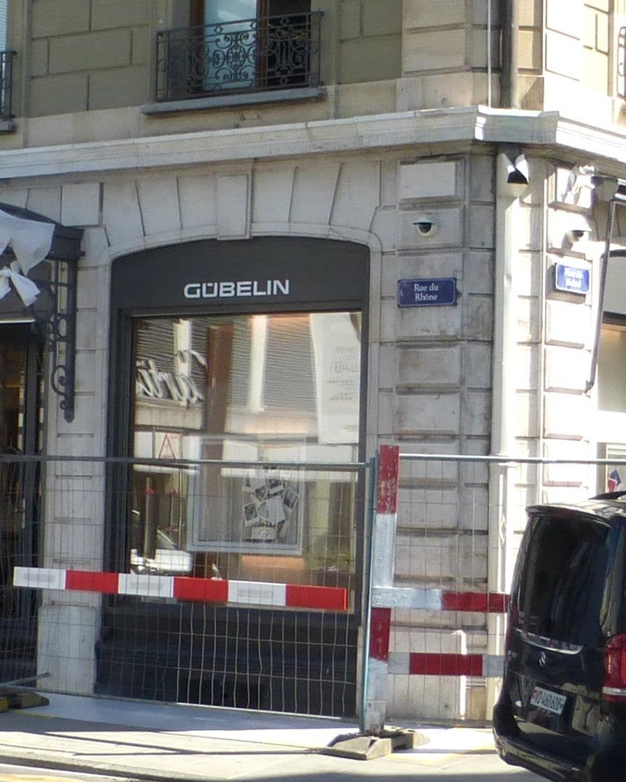 Escaparates de las tiendas relojeras de la rue du Rhône en Ginebra, relojes de lujo expuestos tras el cristal