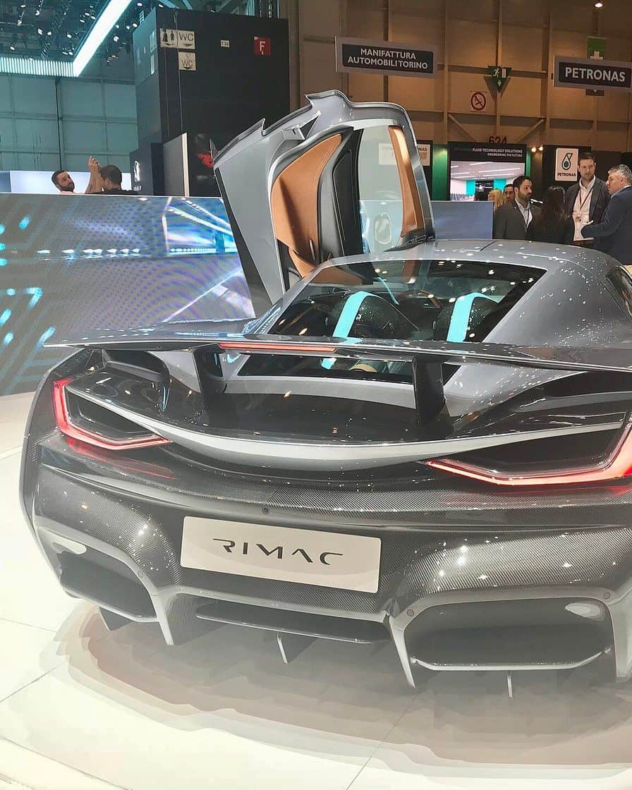 Eine Halle des Internationalen Automobil-Salons Genf in Palexpo, mit Autos auf beleuchteten Ständen