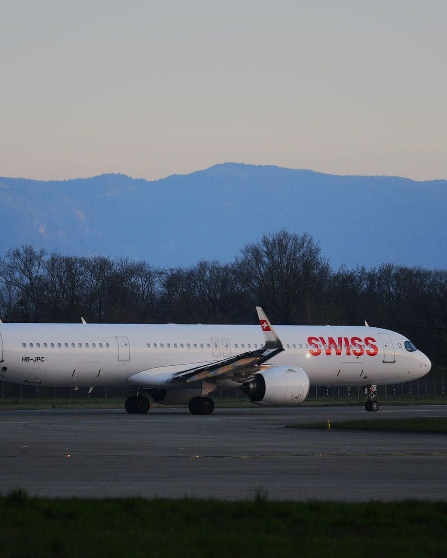 Un avión de la compañía Swiss en la pista del aeropuerto de Ginebra, con el Salève a lo lejos