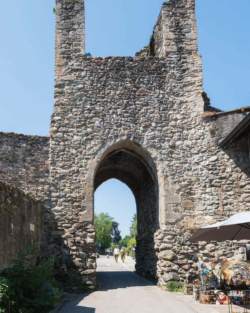 Le viuzze fiorite e le case di pietra del borgo medievale di Yvoire, in riva al lago Lemano in Alta Savoia